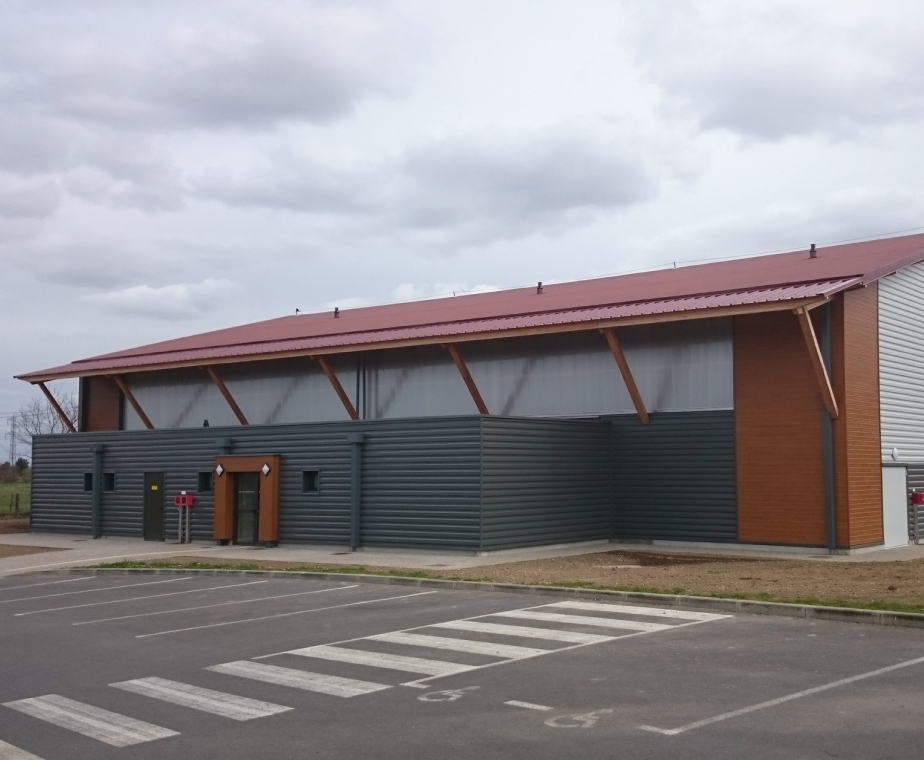 Construction du gymnase en bois d’Yvrac – bâtiment sportif durable et lumineux conçu par ABC Architecture