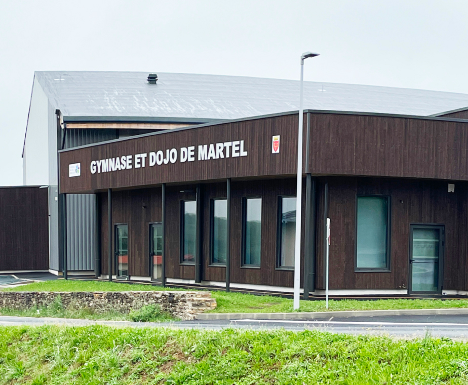 Construction d’un gymnase et d’un dojo à Martel – équipement sportif en bois durable conçu par ABC Architecture