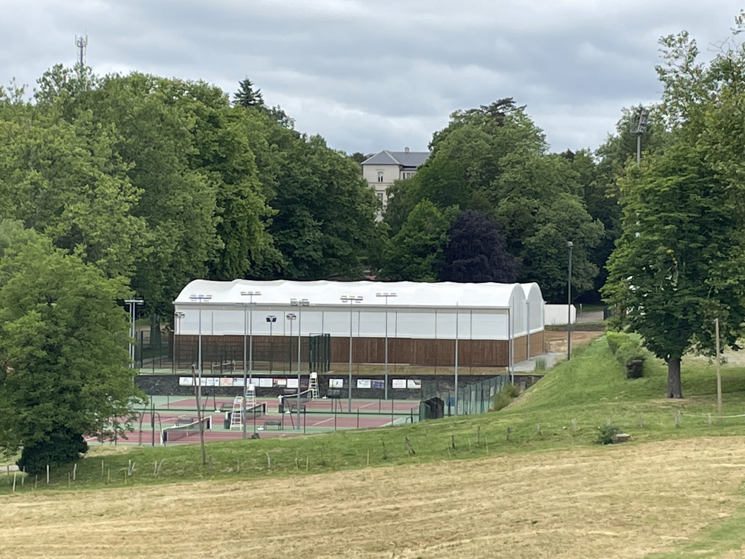 Construction du complexe tennistique de Thiviers – halle couverte deux courts en béton alvéolaire conçue par ABC Architecture