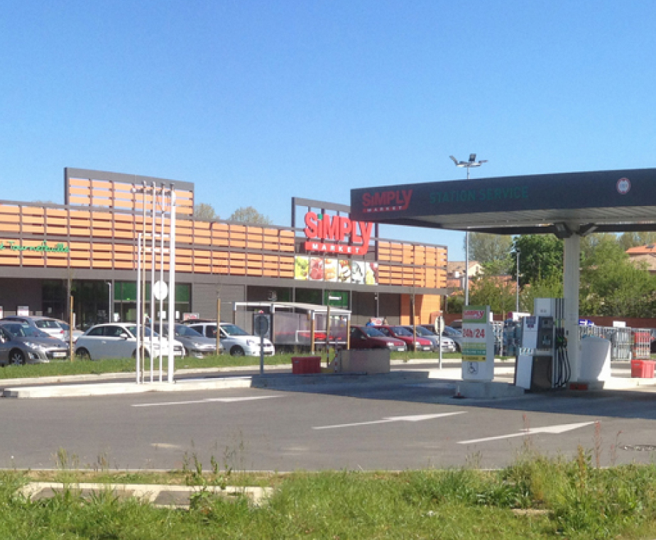 Extension et réaménagement du magasin Simply Market à Tournefeuille – façade en terre cuite et brise-soleil rouge conçus par ABC Architecture