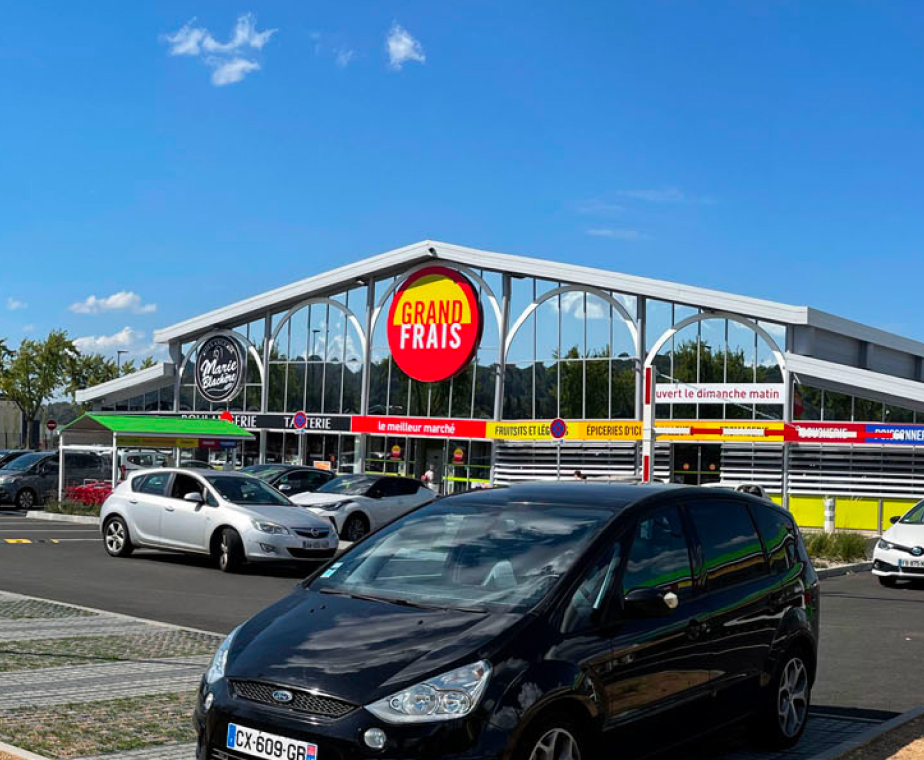 Construction du magasin Grand Frais à Brive-la-Gaillarde – bâtiment commercial durable conçu par ABC Architecture