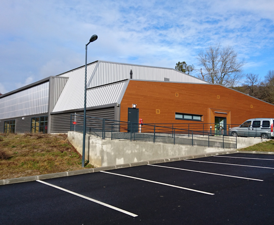 Construction d’une salle de sports en bois au Mas d’Azil – gymnase, vestiaires et espace de réception conçus par ABC Architecture