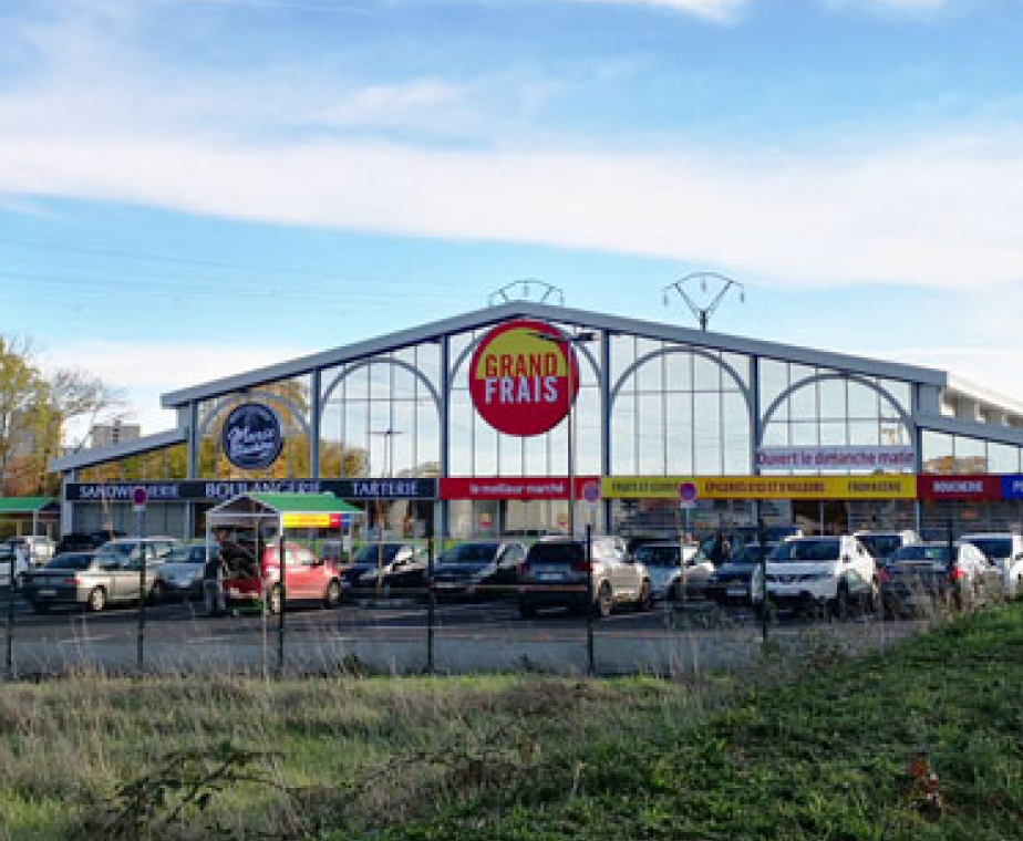 Construction du magasin Grand Frais à Tarbes – bâtiment commercial durable et lumineux conçu par ABC Architecture