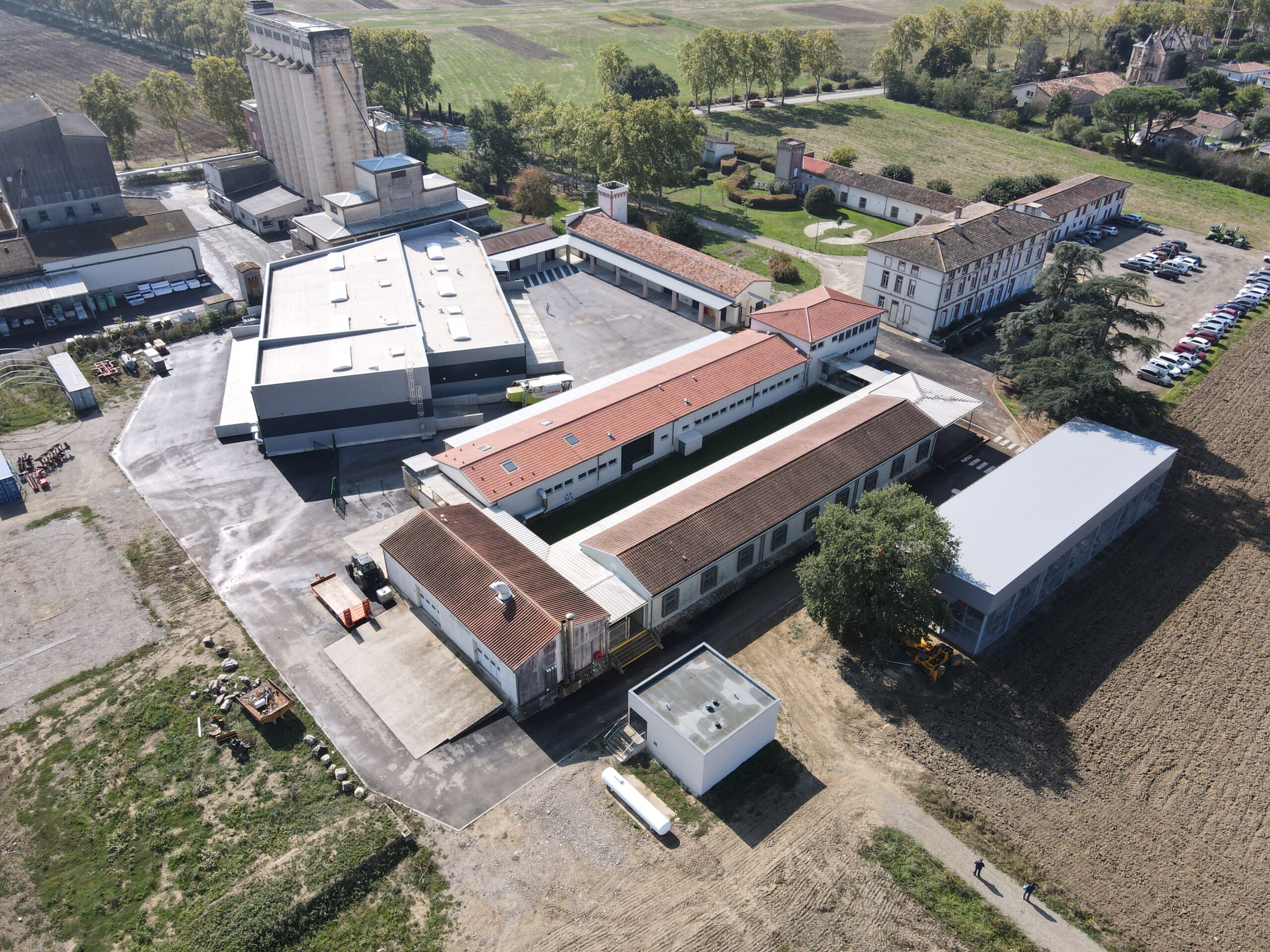 Restructuration et extension des ateliers d’agroéquipement du lycée agricole d’Ondes – bâtiments d’enseignement et ateliers techniques conçus par ABC Architecture