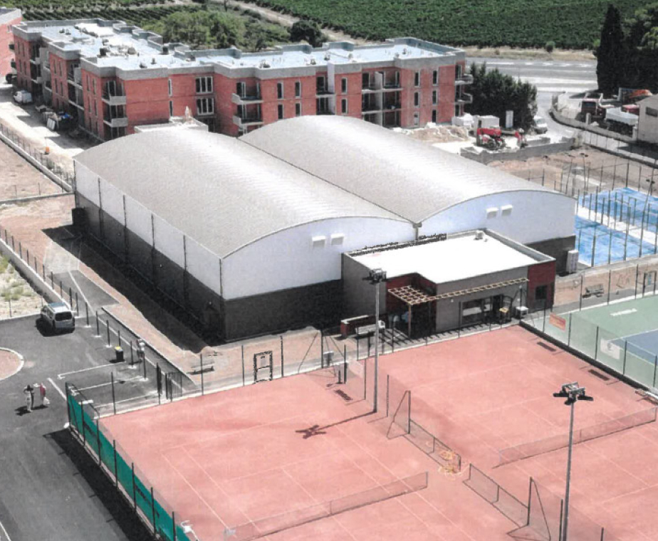 Extension et rénovation du complexe tennistique de Villaveyrac – halle de tennis couverte, club house et terrains de padel conçus par ABC Architecture