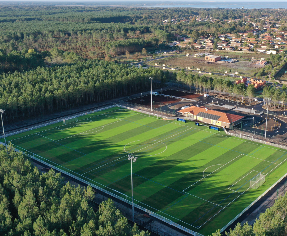 enge – terrain de football, vestiaires et parkings intégrés dans un espace paysager conçu par ABC Architecture
