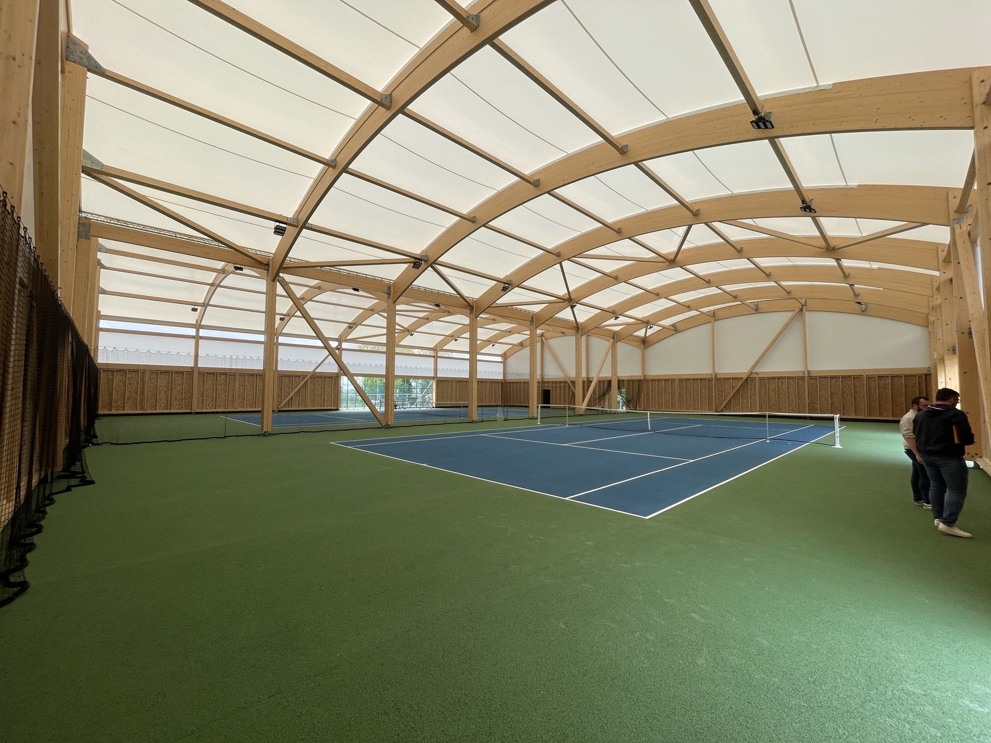 Construction du complexe tennistique de Thiviers – halle couverte deux courts en béton alvéolaire conçue par ABC Architecture