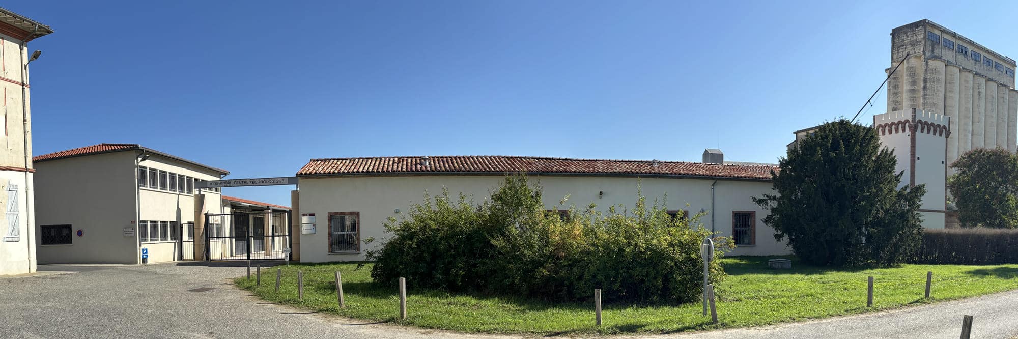 Restructuration et extension des ateliers d’agroéquipement du lycée agricole d’Ondes – bâtiments d’enseignement et ateliers techniques conçus par ABC Architecture
